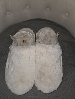 Plush Fuzzy Slip-On Slippers in Light Beige Nike Size 12 Men